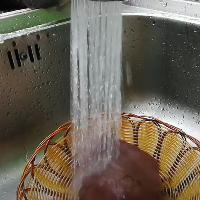 Hành lá và tỏi băm nhuyễn chuẩn bị ướp thịt bò cho miến bò ngon