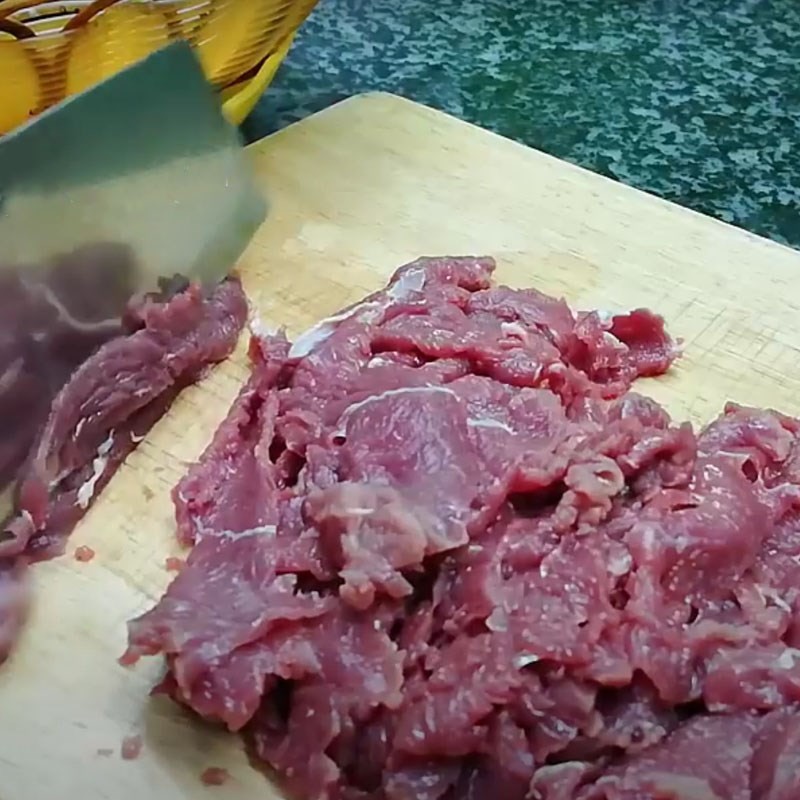 Thịt bò tươi thái lát mỏng chuẩn bị ướp gia vị cho món miến bò ngon