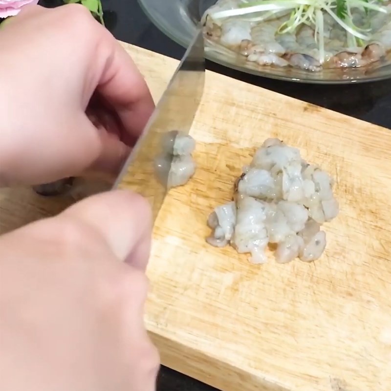 Lột vỏ tôm