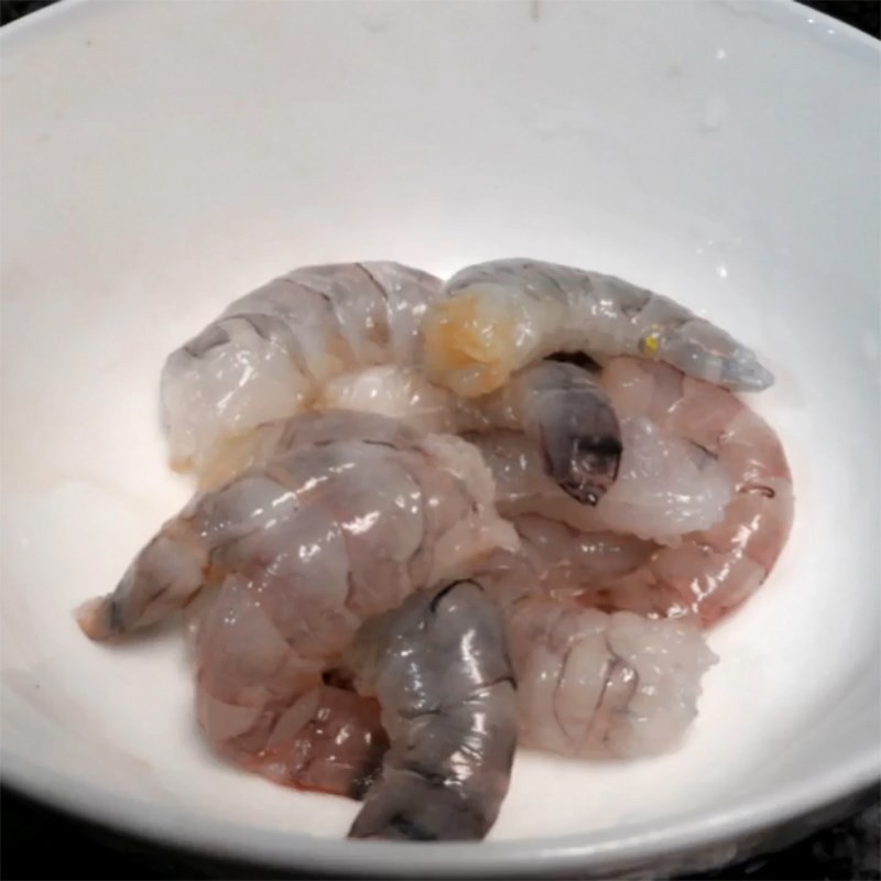 Sơ chế tôm tươi làm canh rau má