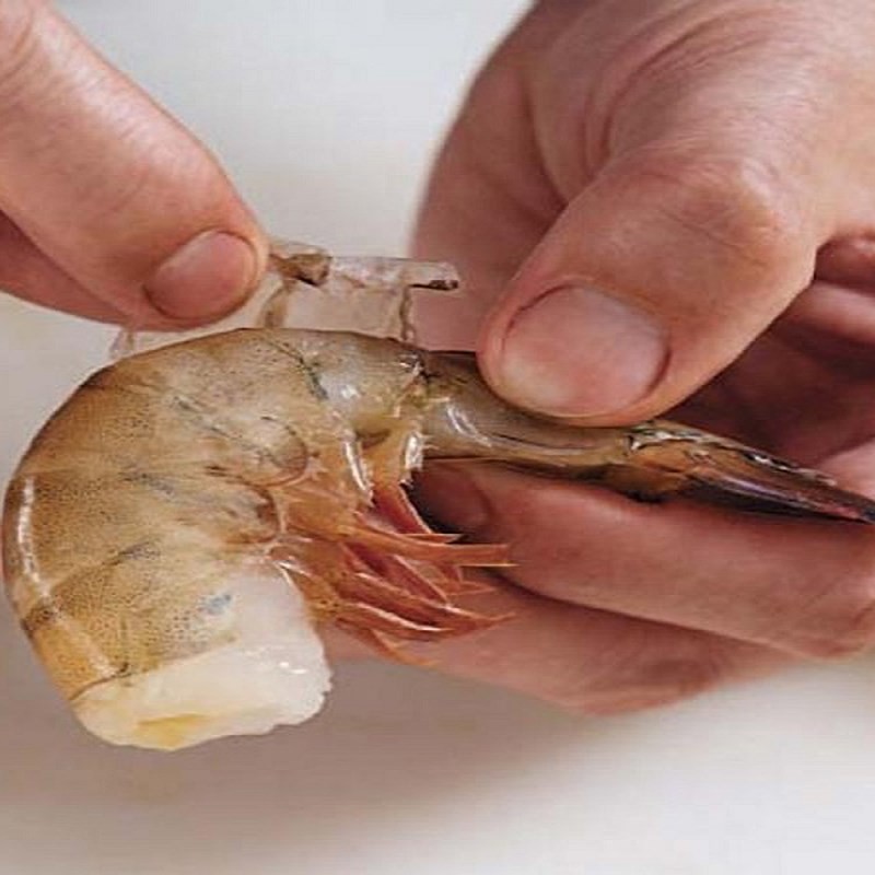 Lột vỏ và làm sạch tôm, bước quan trọng trong cách nấu mì với tôm
