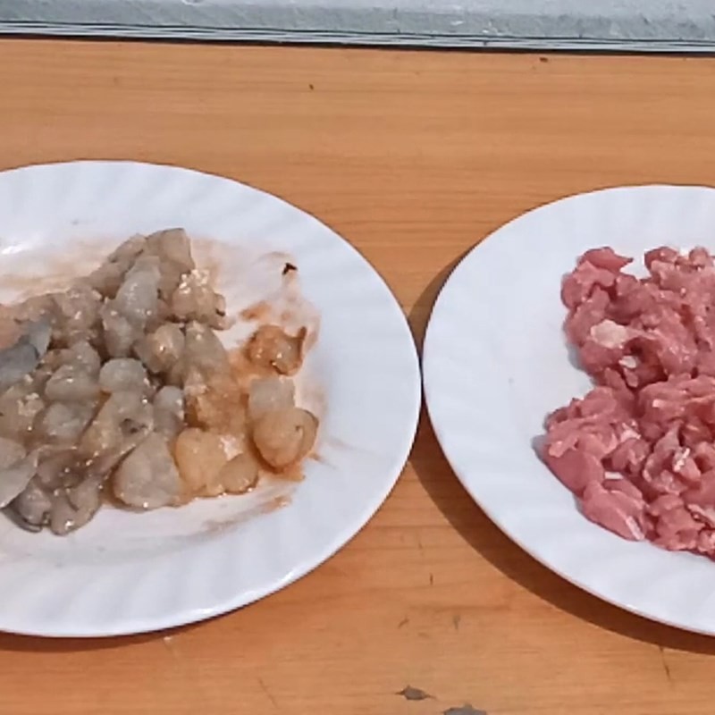 Tôm tươi đã lột vỏ, bỏ chỉ đen và cắt hạt lựu, sẵn sàng ướp gia vị