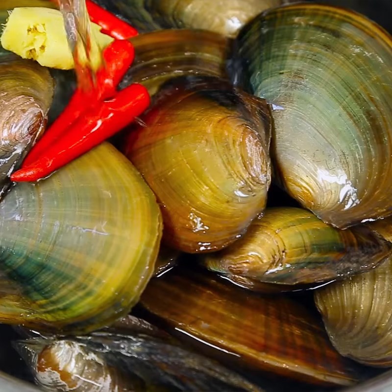 Sơ chế trai sạch cát cho món canh chua trai