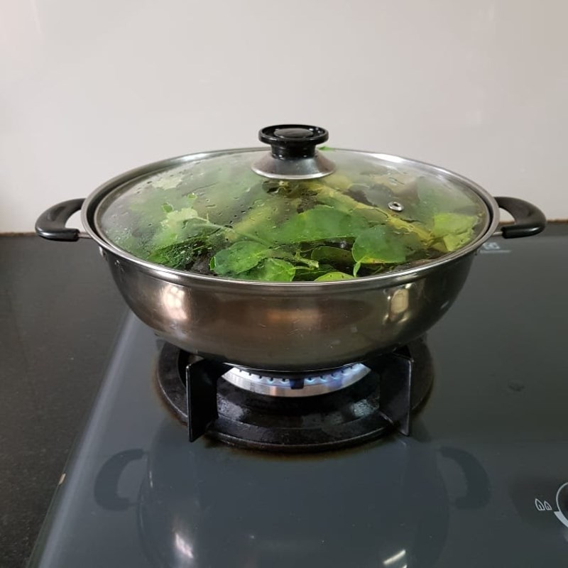 Rửa sạch thịt ốc với chanh và muối để loại bỏ nhớt, đảm bảo ốc nhồi sạch cho món bún ốc măng.