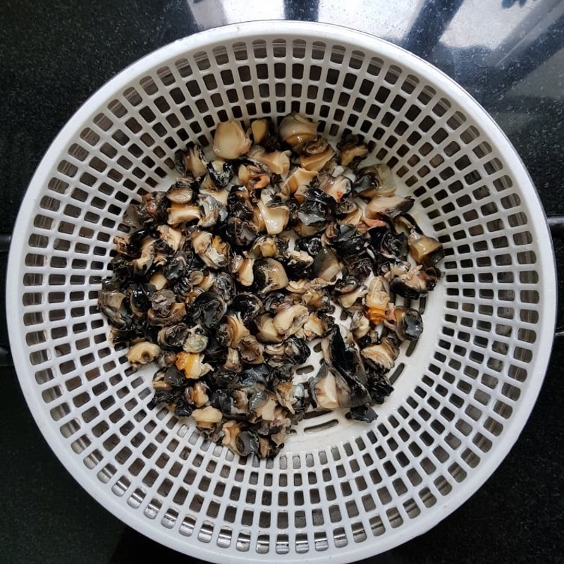 Thịt ốc nhồi đã được sơ chế kỹ càng, sẵn sàng cho công đoạn xào và nấu nước dùng bún ốc măng.