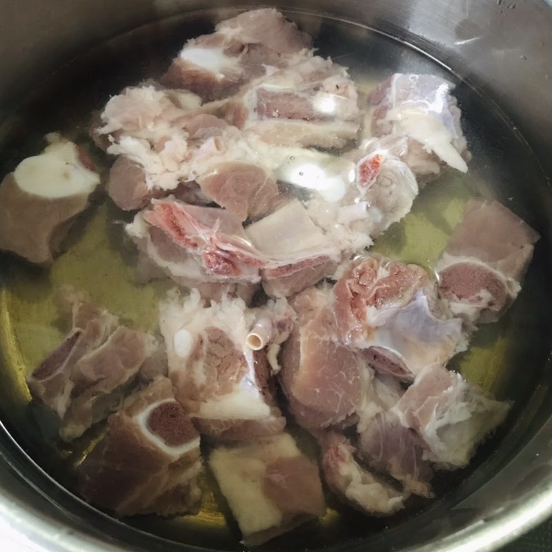 Hầm sườn non trên bếp
