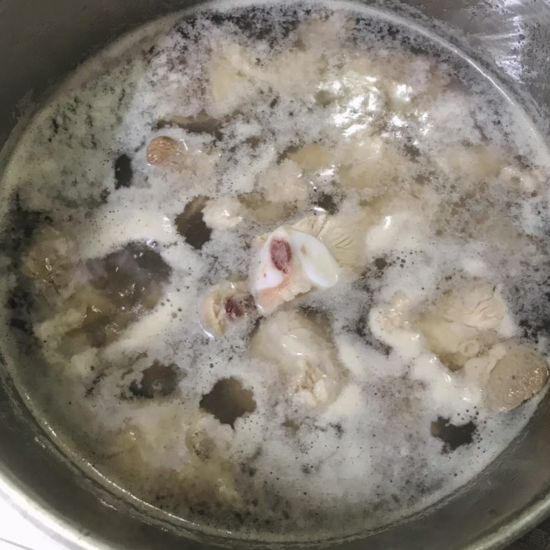 Vớt bọt khi hầm sườn non