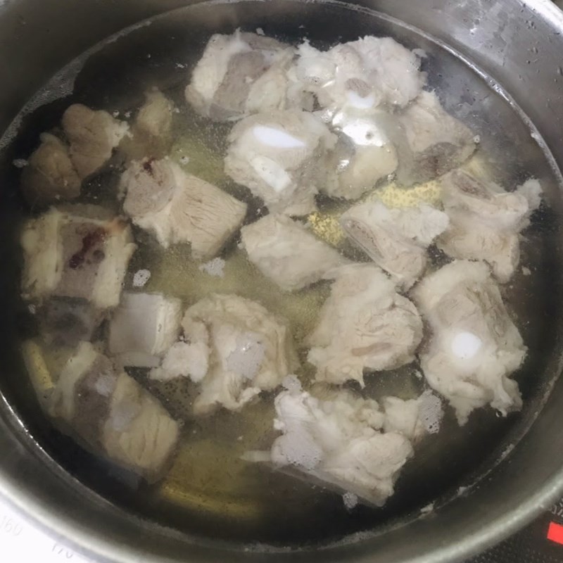 Nồi sườn non đang hầm