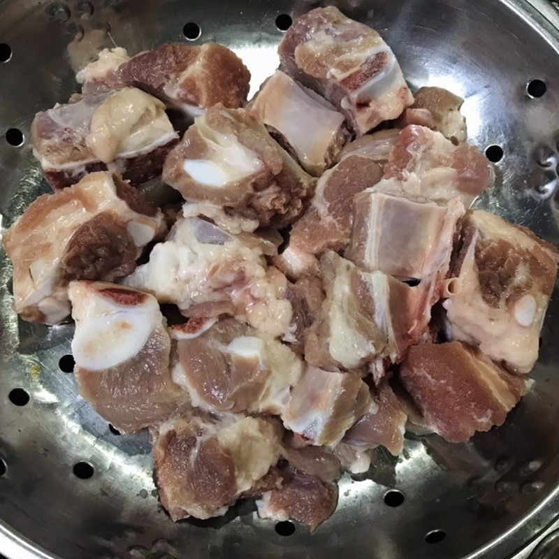 Sơ chế sườn non trước khi hầm