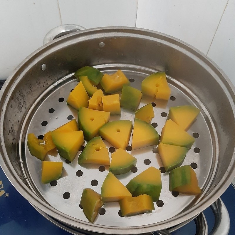Bí đỏ đã hấp chín mềm, đang được nghiền nhuyễn để làm viên chè bí đỏ nước cốt dừa