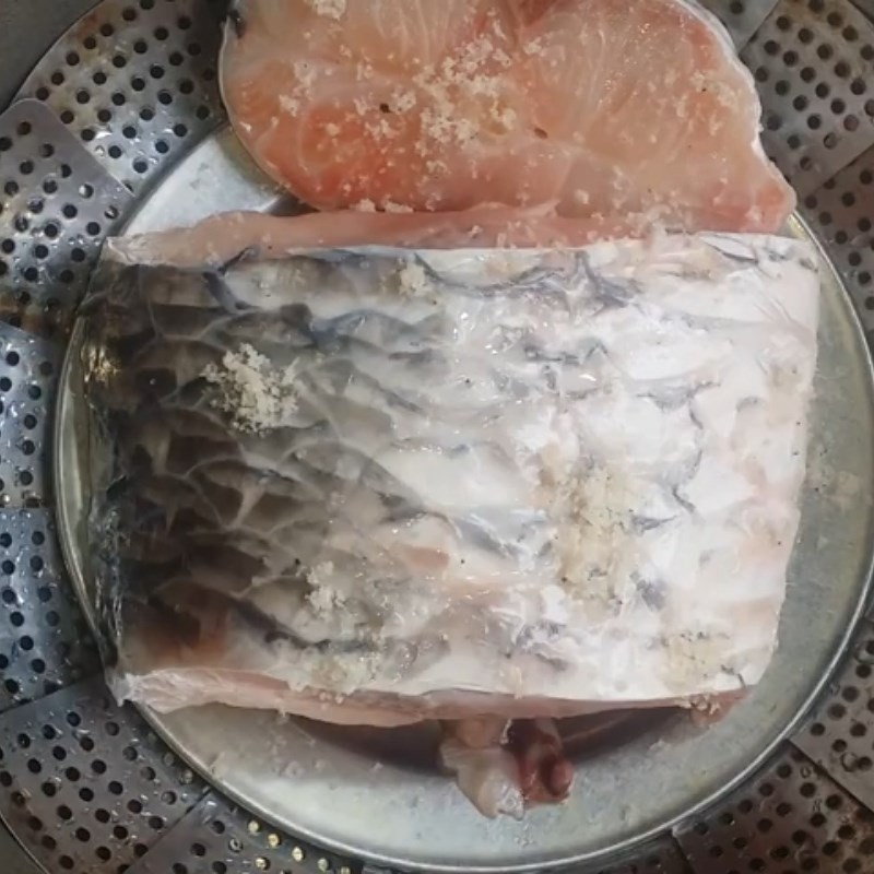 Hấp cá trắm cùng thì là để khử mùi hôi và giữ vị ngọt tự nhiên