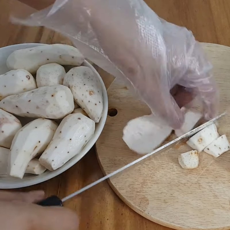 Khoai môn đã gọt vỏ và cắt miếng chuẩn bị hấp để nấu chè