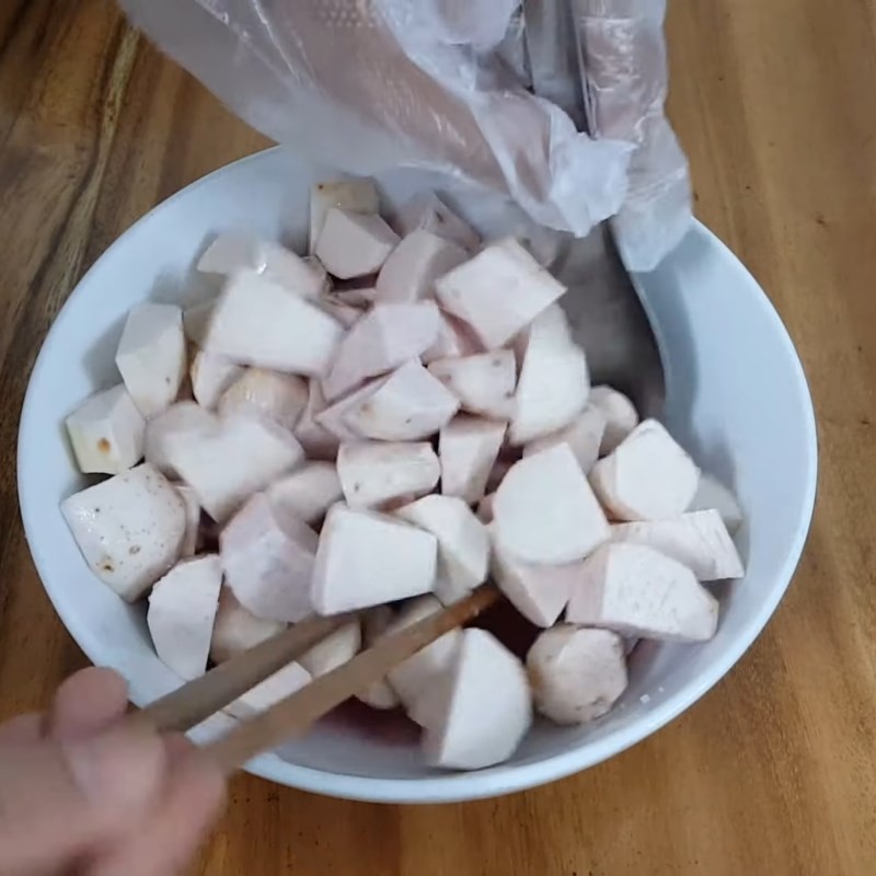 Khoai môn đang được hấp chín mềm trong nồi xửng để nấu chè khoai môn bằng nồi cơm điện