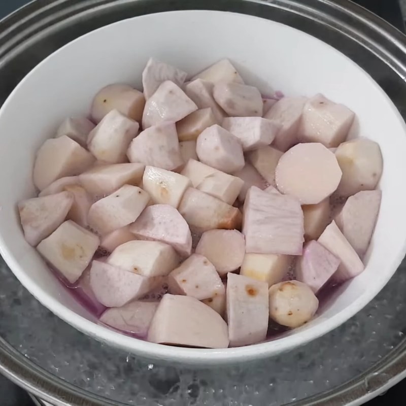 Khoai môn hấp chín mềm dẻo, sẵn sàng cho công đoạn nấu chè