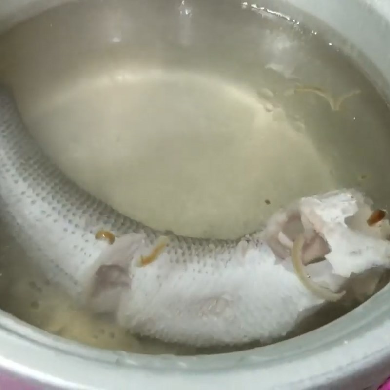 Sơ chế cá lóc để nấu cháo bầu