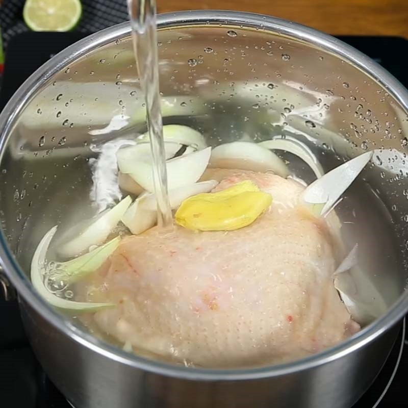 Luộc gà lấy nước dùng ngon ngọt cho món bún gà mọc