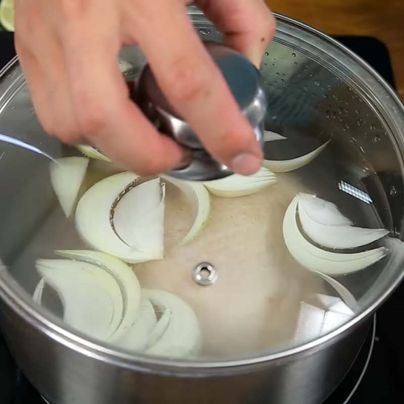 Thịt gà sau khi luộc chín, sẵn sàng xé hoặc thái để làm bún gà mọc