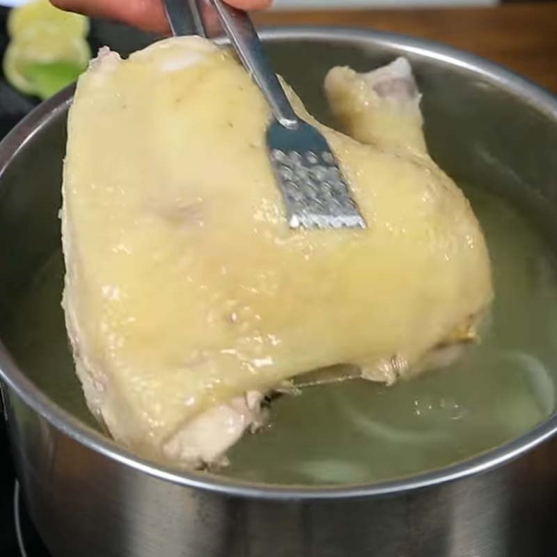 Thịt gà đã lọc xương và thái lát mỏng, chuẩn bị cho món bún gà mọc
