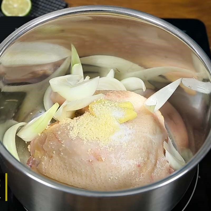 Gà đang được luộc cùng hành tây và gừng để làm nước dùng bún gà mọc