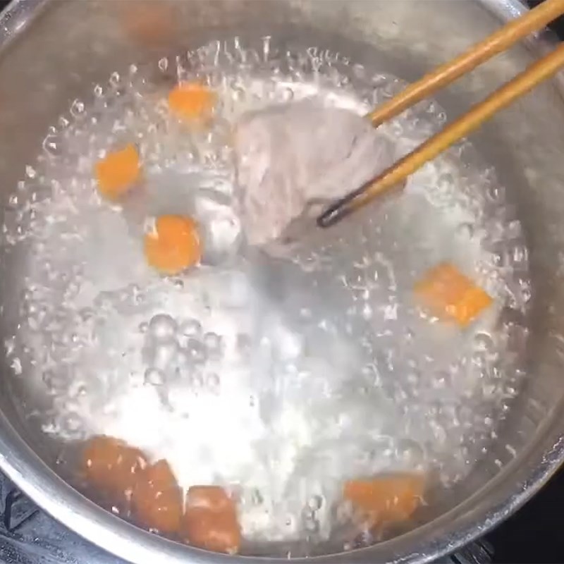 Thịt heo và cà rốt đã luộc chín mềm