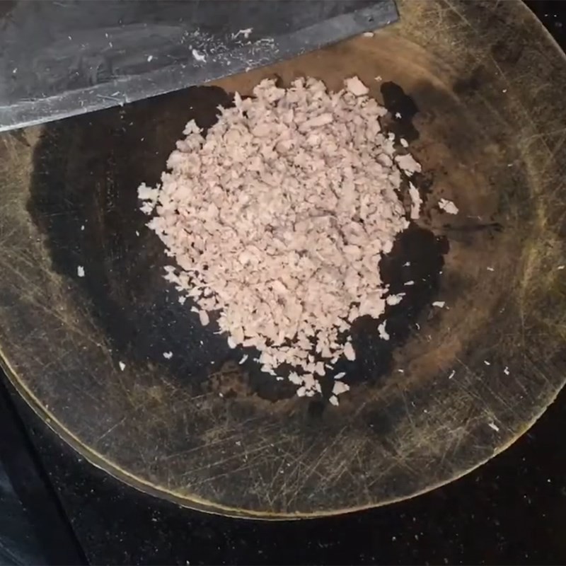 Thịt heo được băm nhuyễn mịn cho cháo ăn dặm của bé