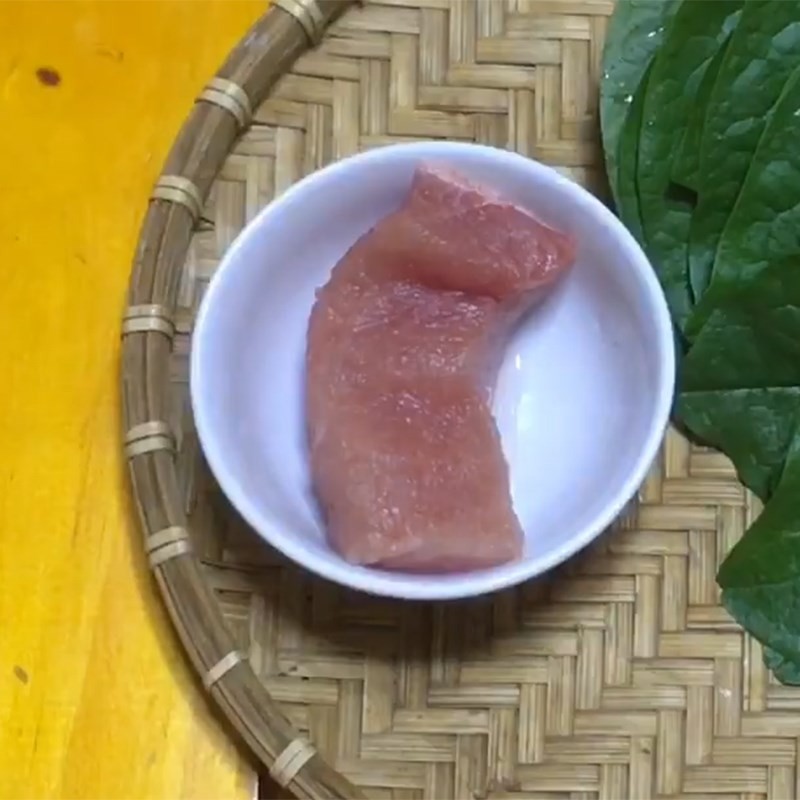 Sơ chế và luộc thịt heo cho món cháo dinh dưỡng