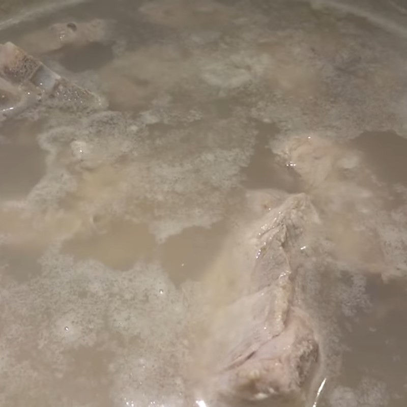 Xương heo đang được luộc sơ trên bếp