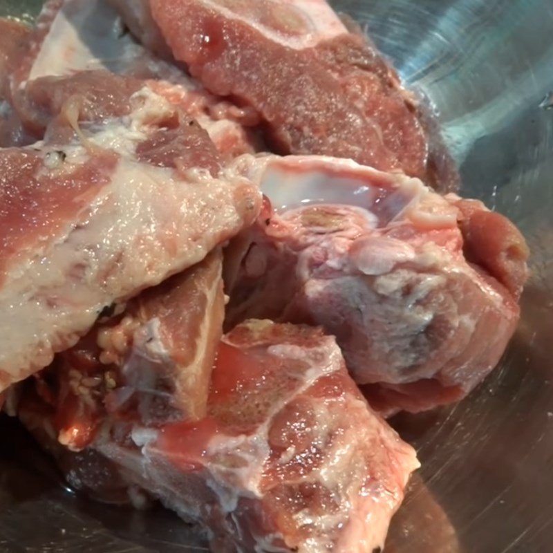 Xương cổ heo đã chặt khúc, sẵn sàng cho món canh