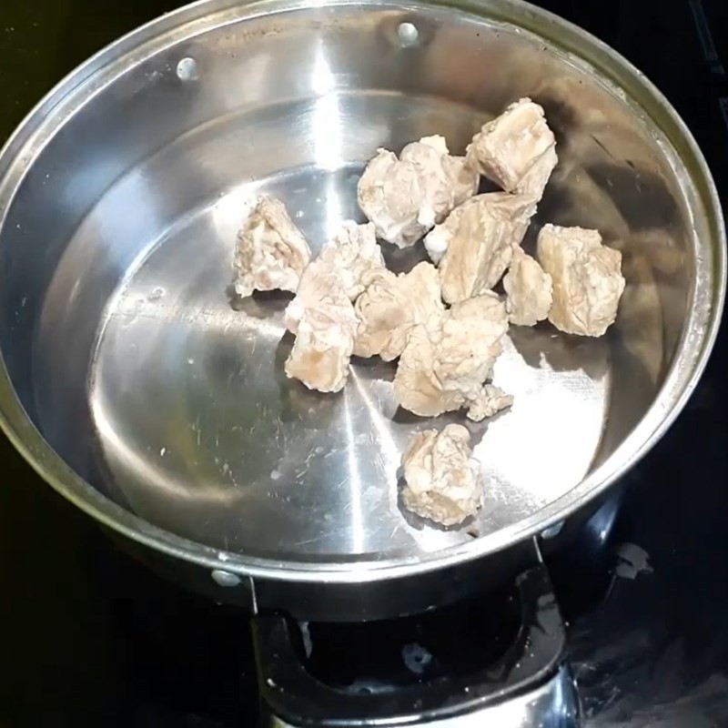 Sườn heo được chặt khúc và rửa sạch để chuẩn bị nấu lẩu lòng heo