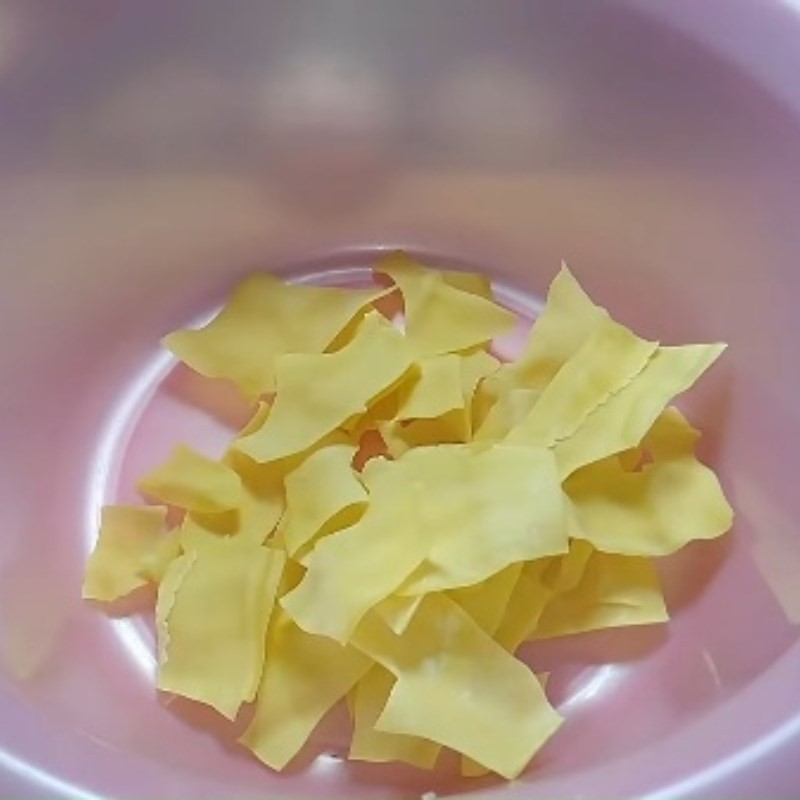 Hoành thánh lá khô đã ngâm mềm và rửa sạch