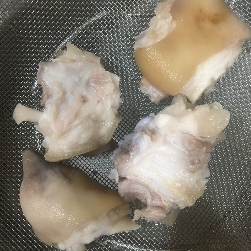 Giò heo sau khi trụng sơ và rửa sạch, sẵn sàng cho món canh