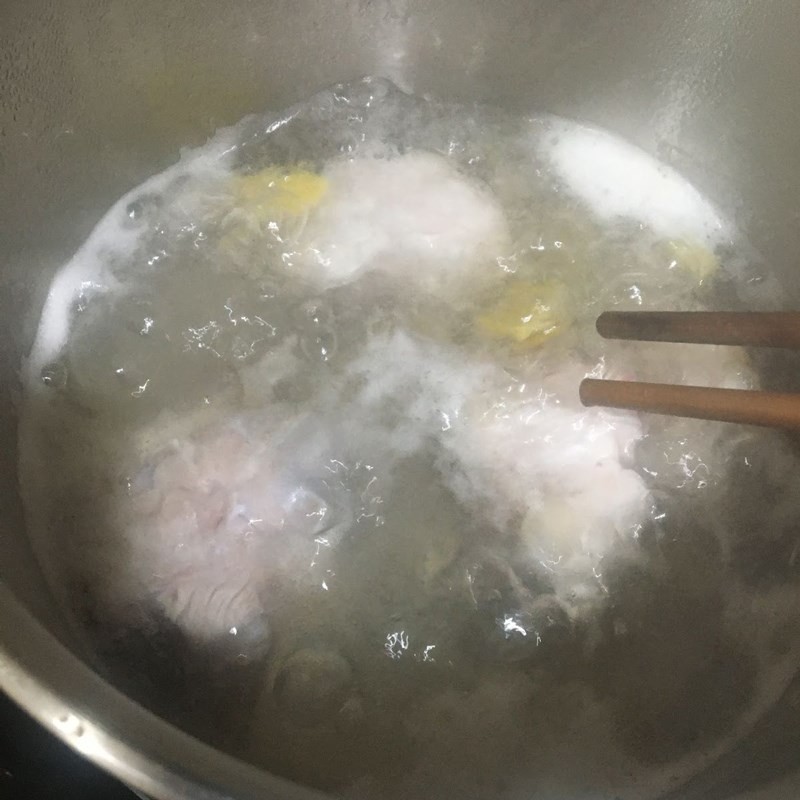 Vớt bọt khi trụng giò heo giúp nước canh trong hơn