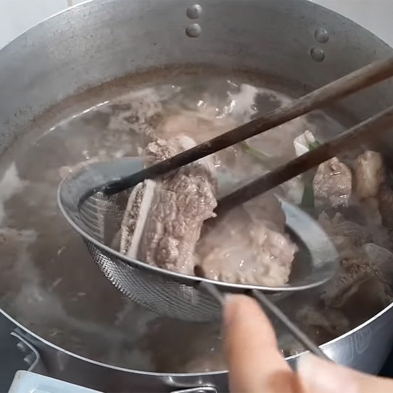 Sườn bò đã trụng sơ, vớt ra để ráo, sẵn sàng cho công đoạn xào.