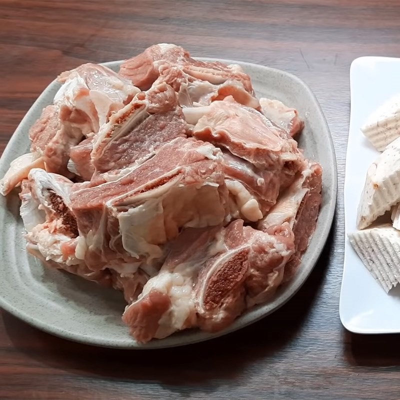 Sườn bò tươi ngon sau khi rửa sạch, chuẩn bị trụng sơ.