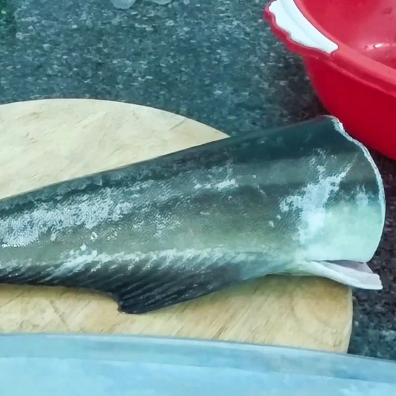 Cá bớp đã được sơ chế sạch và thái khúc