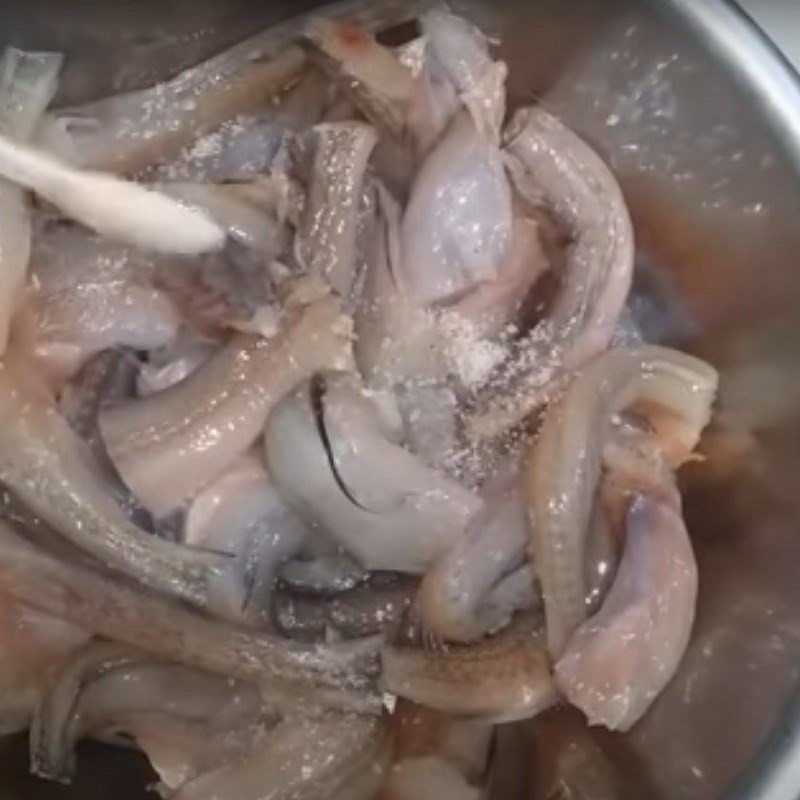 Tẩm ướp cá cam với gia vị đậm đà cho món canh cá với quả me