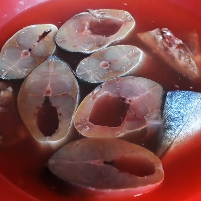 Cá cam tươi đang được sơ chế sạch sẽ để chuẩn bị nấu bún cá cam