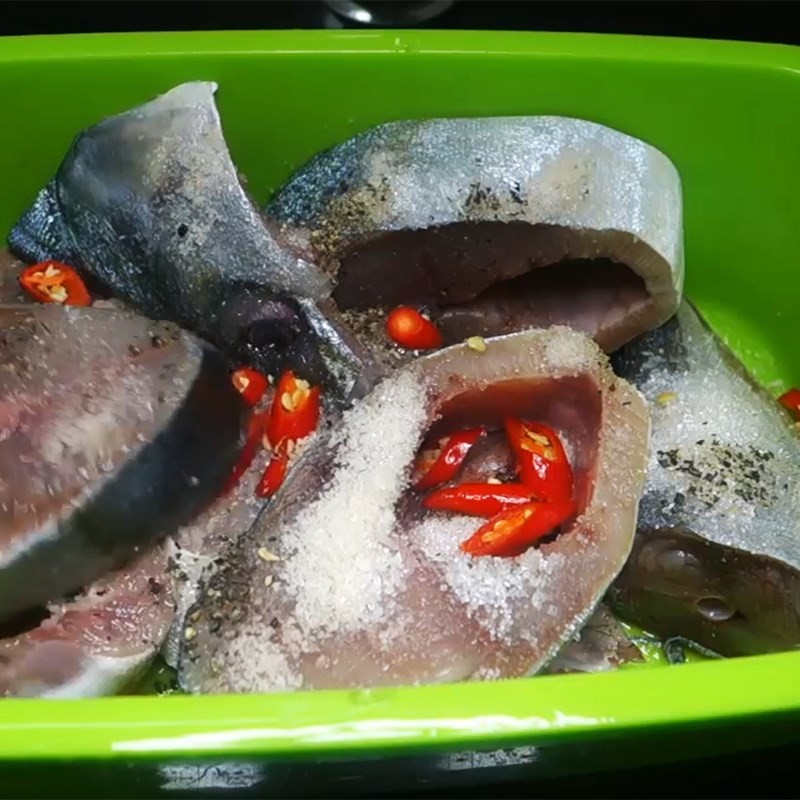 Những khoanh cá cam đã được ướp gia vị đều, sẵn sàng cho công đoạn chế biến bún cá cam tiếp theo