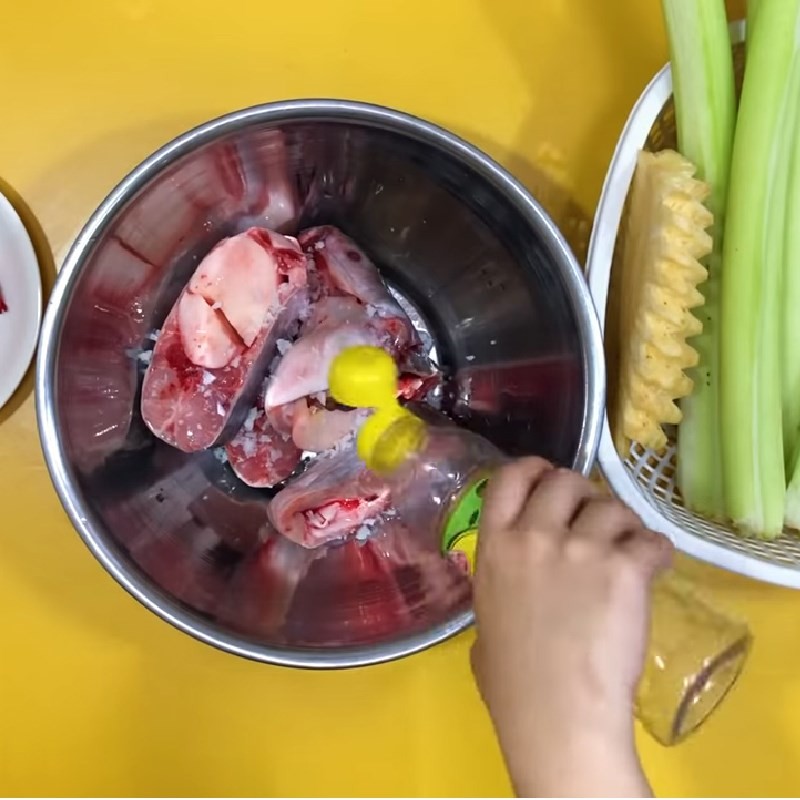 Sơ chế cá hú loại bỏ nhớt và mùi tanh theo cách nấu canh chua cá hú hiệu quả