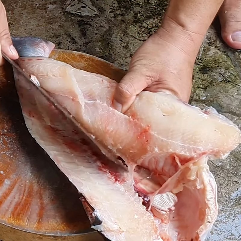 Ướp thịt cá tra với gia vị nhẹ nhàng cho lẩu nhúng giấm