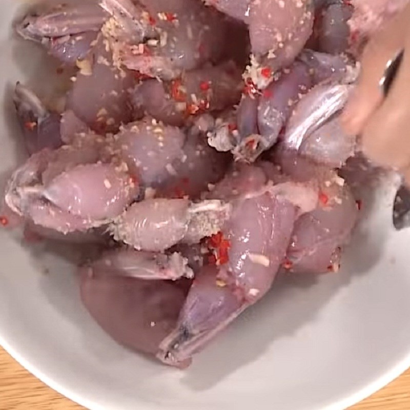 Ướp ếch với sa tế