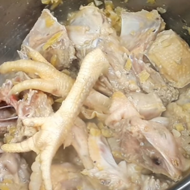 Thịt gà ướp gia vị đã thấm đều