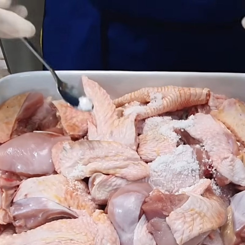 Sơ chế và ướp gà cho món canh chua gà