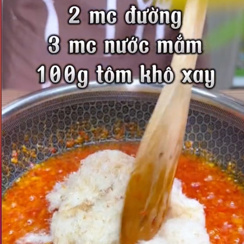 Sate ớt tôm khô sau khi nấu xong, sẵn sàng để ướp thịt bò và pha nước dùng bún bò cay