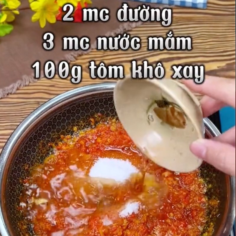 Sate cay đang được chế biến với tôm khô xay nhuyễn, gia vị đậm đà cho món bún bò cay