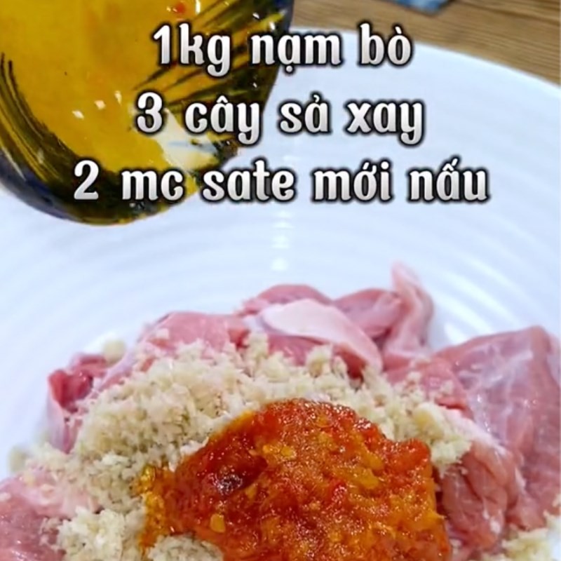 Thịt nạm bò sau khi rửa sạch được cắt thành miếng vuông vắn, lý tưởng cho món bún bò cay
