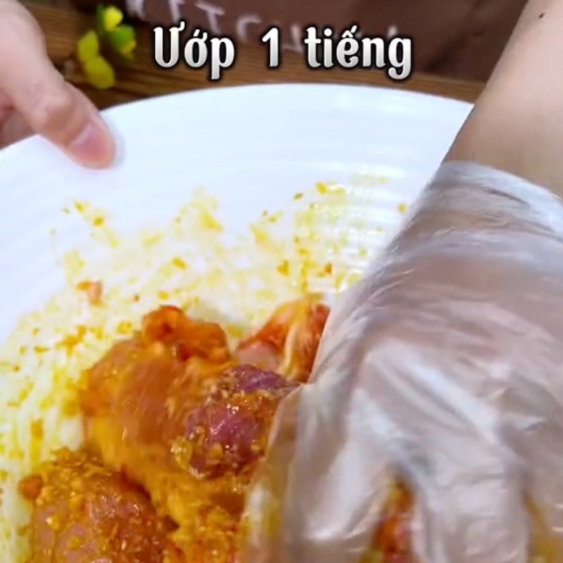 Thịt nạm bò đã ướp gia vị kỹ càng, chờ đợi để được hầm mềm trong nồi bún bò cay