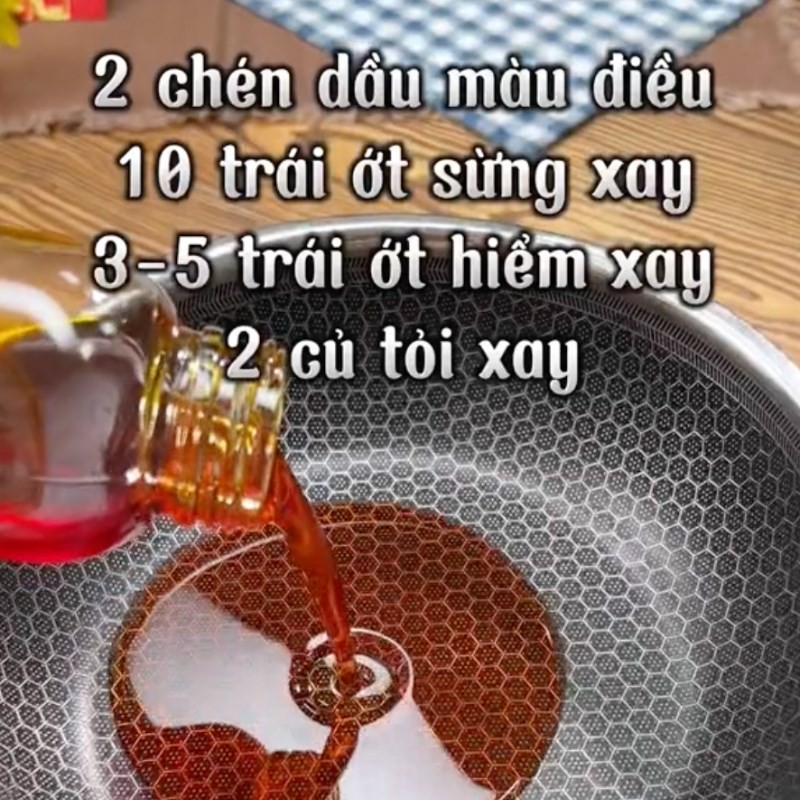 Dầu màu điều được đun nóng, chuẩn bị cho công đoạn nấu sate cay, gia vị cốt lõi của bún bò cay