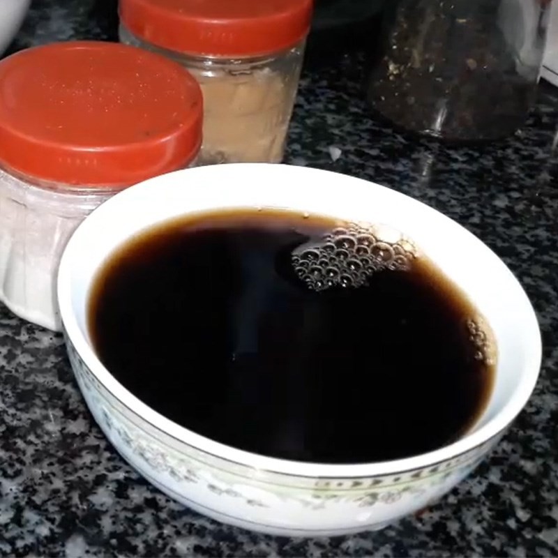 Ướp sườn bò với hành tím, tỏi băm, tiêu và các loại gia vị khác.