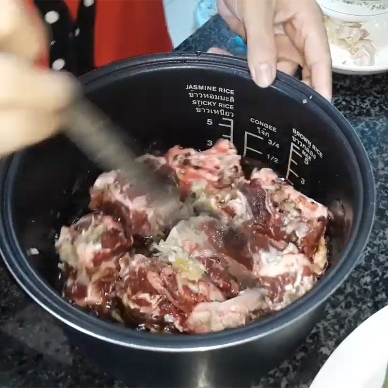 Sườn bò được tẩm ướp kỹ lưỡng với nước tương, đường và nước lọc.